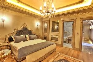 Postel nebo postele na pokoji v ubytování REAL KiNG SUiTE HOTEL