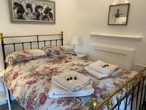a bedroom with a bed with towels on it at Primrose cottage in Tideswell