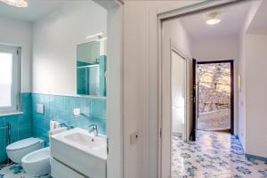 ein Bad mit einem Waschbecken und einem WC in der Unterkunft Domus Teresia - Amalfi Coast in Furore