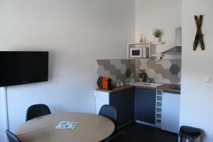 Kuchyň nebo kuchyňský kout v ubytování Studio ISARD, wifi et parking gratuit, Navette gratuite au pied de la résidence, possibilité forfait ménage et location linge de lit et toilette, à 10 minutes à pied du centre ville + 9 fotografií