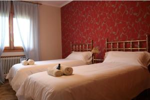 A bed or beds in a room at L'arome de Ainsa