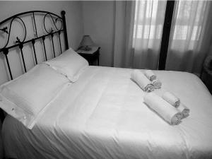 A bed or beds in a room at L'arome de Ainsa