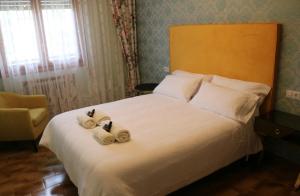 A bed or beds in a room at L'arome de Ainsa