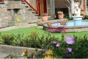 A garden outside L'arome de Ainsa