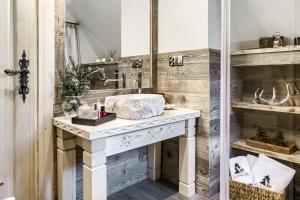 Łazienka w obiekcie NA SKRAJU LASU domki z balią, jacuzzi