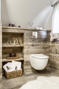 Łazienka w obiekcie NA SKRAJU LASU domki z balią, jacuzzi