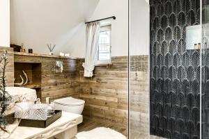 Łazienka w obiekcie NA SKRAJU LASU domki z balią, jacuzzi