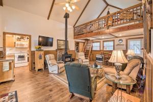 sala de estar con escalera y sala de estar en High Country Cabin Escape with Deck and Fire Pit!, en Newland