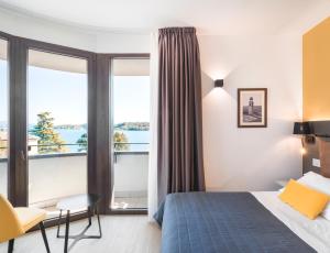 Un pat sau paturi într-o cameră la Rivalta Life Style Hotel