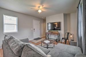 sala de estar con sofá y mesa en Charming One-Level Home with Deck, Walk to Dtwn en West Plains