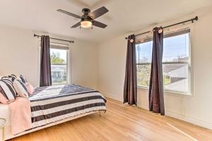 Säng eller sängar i ett rum på Family-Friendly OKC Home with Large Yard and Deck