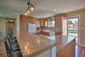 Ett kök eller pentry på Ellensburg Home with Mountain Views on 3 Acres!