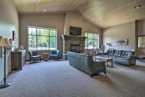 Posezení v ubytování 13 Mi to Slopes Elmira Cabin with Amenities