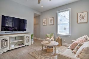 un salon avec une télévision et un canapé dans l'établissement Family-Friendly Home Near Noblesville Square!, à Noblesville