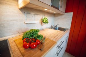 una cocina con un montón de tomates en un mostrador en Beautiful Wooden House with Jacuzzi - Chalet Hisa Karlovsek, en Smarjeske Toplice