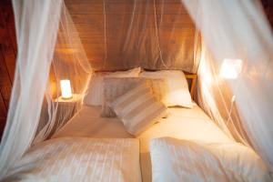 um quarto com 2 camas numa tenda em Beautiful Wooden House with Jacuzzi - Chalet Hisa Karlovsek em Smarjeske Toplice