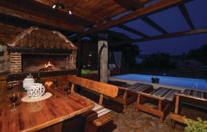 Bazén v ubytovaní Stone villa Pietra with pool alebo v jeho blízkosti
