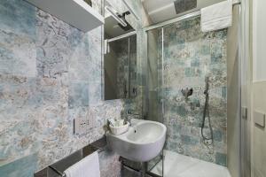 een badkamer met een wastafel en een douche bij B&B Piazza Roma in Norma