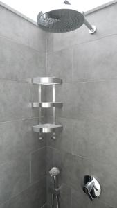 een badkamer met een douche met een douchekop bij Apartment Larus in Vir