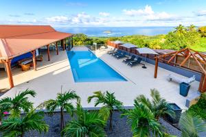 - une vue aérienne sur un complexe avec une piscine dans l'établissement DHM - Domaine Habitation Merveilleuse, à La Trinité