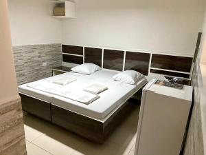 1 dormitorio con 1 cama grande con sábanas blancas en Hotel Praça da Árvore, en São Paulo