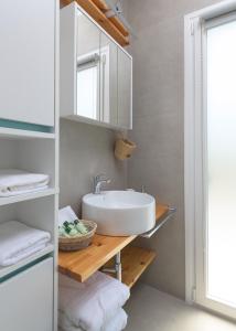 A bathroom at Niva Kamiros Apartments