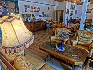 uma sala de estar com sofás, uma mesa e um bar em "Aleksandrówka" Restauracja i Noclegi em Horyniec