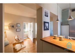 kuchnia z blatem i salonem w obiekcie Bay Room -15 Minutes to Gdańsk Old Town & Seaside w Gdańsku