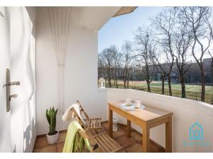 balkon z drewnianym stołem i oknem w obiekcie Bay Room -15 Minutes to Gdańsk Old Town & Seaside w Gdańsku