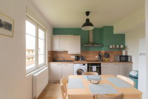 une cuisine avec une table et une salle à manger dans l'établissement Appartement Cosy avec garage privé, au Mans