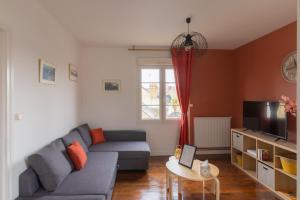Μια τηλεόραση ή/και κέντρο ψυχαγωγίας στο Appartement Cosy avec garage privé
