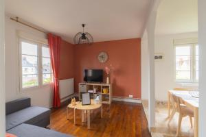 Μια τηλεόραση ή/και κέντρο ψυχαγωγίας στο Appartement Cosy avec garage privé