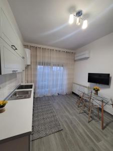 cocina y sala de estar con mesa en Best View Residence, en Costinesti