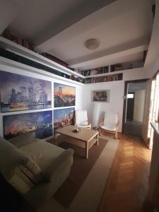 uma sala de estar com um sofá e uma mesa em Apartament Old City em Bucareste