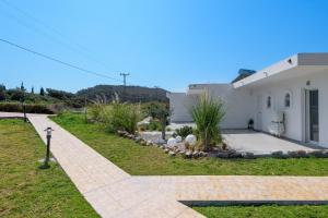 A garden outside Niva Kamiros Apartments
