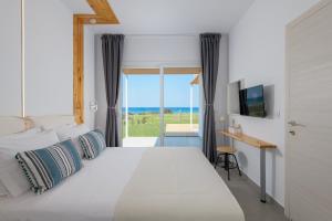 1 dormitorio con cama y vistas al océano en Niva Kamiros Apartments en Kamiros