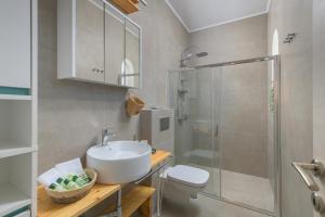 A bathroom at Niva Kamiros Apartments