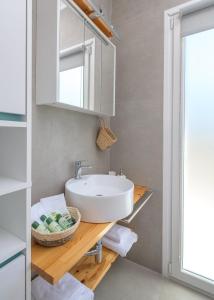 A bathroom at Niva Kamiros Apartments