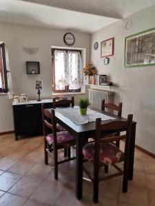 comedor con mesa y sillas y cocina en Casa Mondorosso, en Crocetta