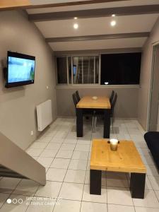 Μια τηλεόραση ή/και κέντρο ψυχαγωγίας στο Appartement entièrement refait à neuf à 150 m de la plage +12 φωτογραφίες