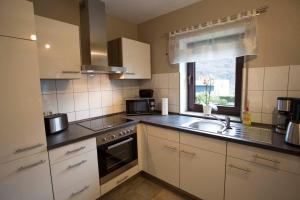 ครัวหรือมุมครัวของ Ferienwohnung Zöll-Wedra
