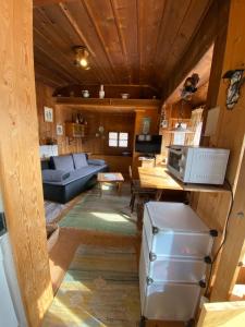 eine Küche und ein Wohnzimmer in einem winzigen Haus in der Unterkunft Hexenhäusl in Mittenwald