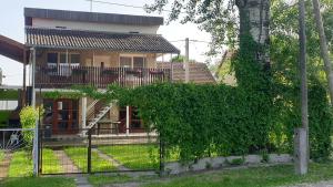 Budova, v ktorej sa dovolenkový dom nachádza