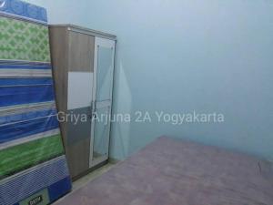 um quarto com uma porta de vidro num quarto em Griya Arjuna 2A em Ngabean