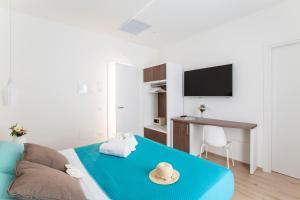 - une chambre avec un lit doté d'un chapeau dans l'établissement B&B Rais Luxury Rooms, à Vieste