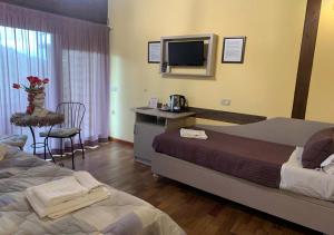 Televízia a/alebo spoločenská miestnosť v ubytovaní B&B Villa del Sole Relais