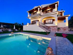 Bazén v ubytovaní Luxury Villa Makris with private heatable pool by DadoVillas alebo v jeho blízkosti