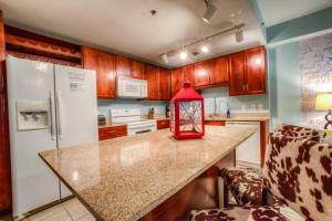 Η κουζίνα ή μικρή κουζίνα στο Laketown Wharf 1136 By Aneliya