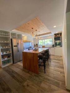 eine Küche mit einer großen Insel in einer Küche mit einem Kühlschrank in der Unterkunft CASA MIA bednbreakfast in Colonia del Sacramento