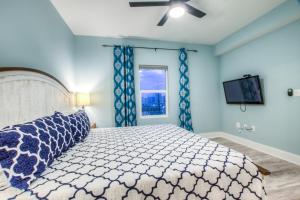 ein Schlafzimmer mit einem großen Bett und einem Fenster in der Unterkunft Laketown Wharf 1135 By Aneliya in Panama City Beach